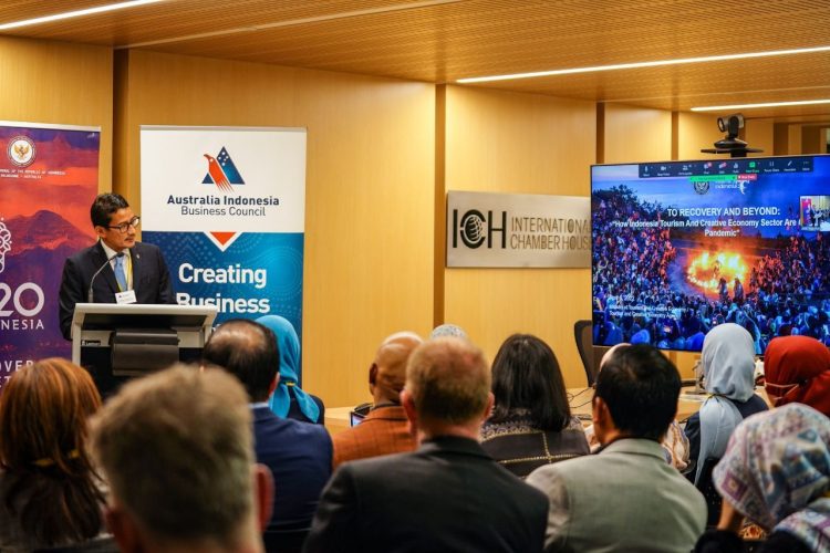 Menteri Parekraf Sandiaga Uno mempresentasikan peluang-peluang investasi bidang Pariwisata dan ekonomi kreatif di Indonesia di hadapan jajaran Kementerian Pariwisata Australia. KEMENPAREKRAF