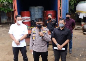 Solar Dijadikan Dexlite, Polisi Grebek Gudang Pengoplos BBM di Pekanbaru