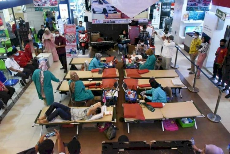 Pelaksanaan donor darah yang digelar PMI Padang kerjasama dengan  SJS Plaza Padang.