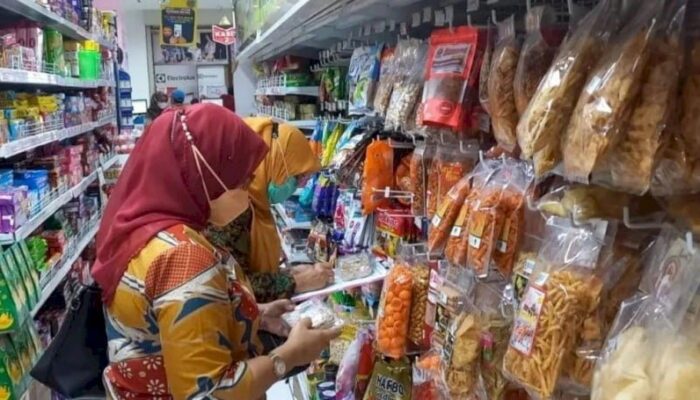 Temukan Makanan Kadaluarsa, Disperindag Padang Peringatkan Pedagang dan Pelaku Usaha Swalayan!