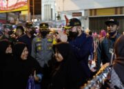 SERBA SERBI: Pengunjung Pasar Pusat Padang Panjang Membludak saat Malam Takbiran