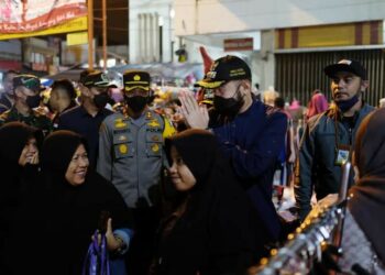 SERBA SERBI: Pengunjung Pasar Pusat Padang Panjang Membludak saat Malam Takbiran