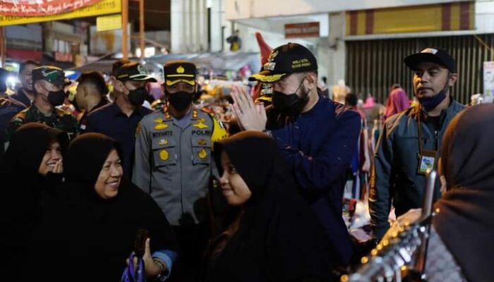 SERBA SERBI: Pengunjung Pasar Pusat Padang Panjang Membludak saat Malam Takbiran