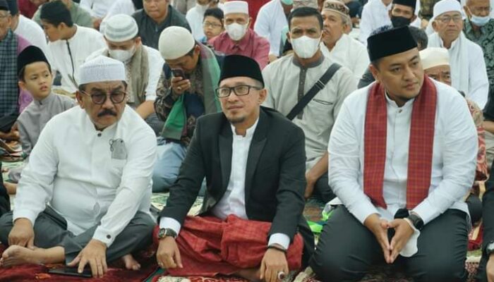 Shalat Ied Ramai di Lapangan Gumarang, Bupati Eka Putra Minta Dukungan Perantau Bangun Tanah Datar