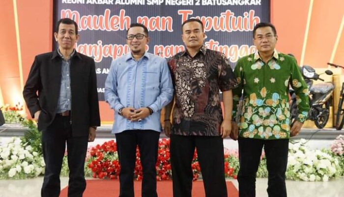 Hadiri Reuni Akbar SMPN 2 Batusangkar, Bupati Eka Putra: Alumni Berperan Bangun Pendidikan Tanah Datar