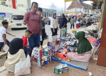 SERBA SERBI: Lebaran di Pasar Padang Panjang, dari Pedagang Mainan Hingga Kulineran