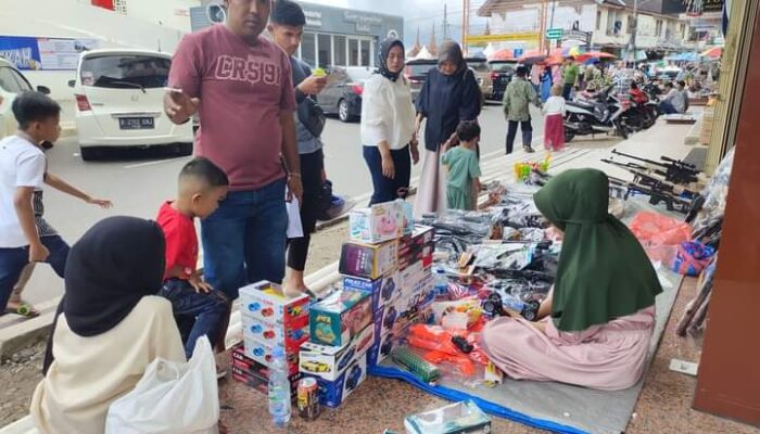 SERBA SERBI: Lebaran di Pasar Padang Panjang, dari Pedagang Mainan Hingga Kulineran