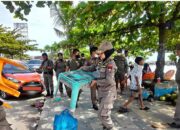 Libur Lebaran Usai, Satpol PP Padang Sapu Bersih Lapak PKL di Pantai Padang
