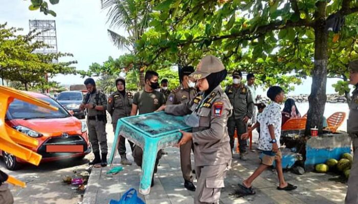 Libur Lebaran Usai, Satpol PP Padang Sapu Bersih Lapak PKL di Pantai Padang
