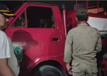 Ada-ada Saja! Gegara Parkir di Atas Jembatan, Pemilik Truk Sedot WC Ini Berurusan dengan Penegak Perda