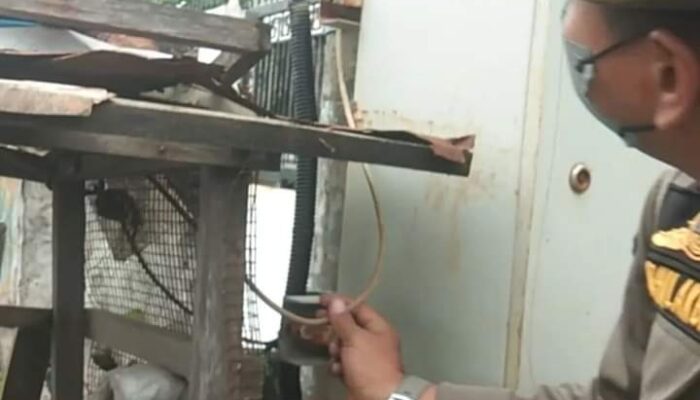 Rawan Disalahgunakan, PLN Bersama Pol PP  Putus Sambungan Listrik di Pantai Padang