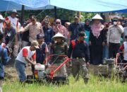 Bantu Warganya Mesin Bajak Gratis, Bupati Eka Putra: Jangan Berurusan Lagi dengan Rentenir!