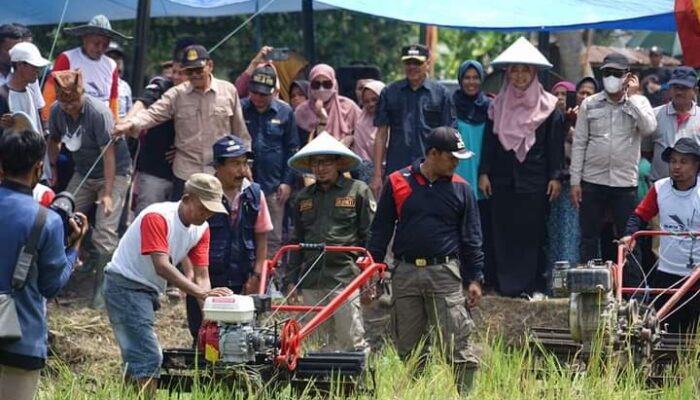 Bantu Warganya Mesin Bajak Gratis, Bupati Eka Putra: Jangan Berurusan Lagi dengan Rentenir!