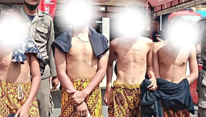 Asyik Ngelem di Atap Gedung Pasar Raya, Empat ABG Diamankan Satpol PP Padang