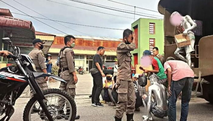 Lagi, Pol PP Padang Tangkap Manusia Silver yang Beraksi di Perempatan Lampu Merah