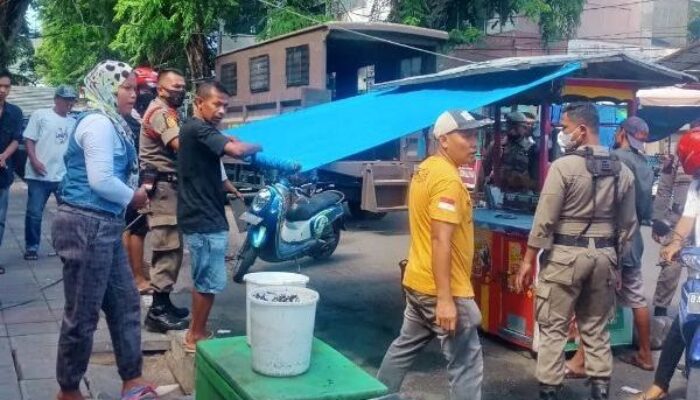 Membandel, Satpol PP Padang “Sikat” PKL di Kawasan Hiligoo