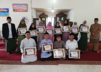 Hebat! Karang Taruna di Pariaman Hadiahi Siswa yang Khatam Qur’an dengan Emas