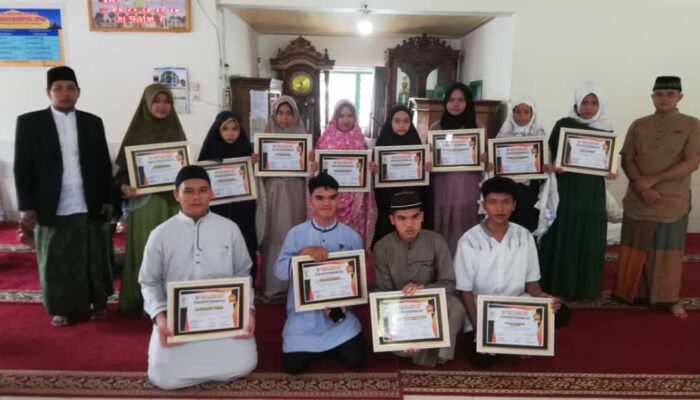 Hebat! Karang Taruna di Pariaman Hadiahi Siswa yang Khatam Qur’an dengan Emas