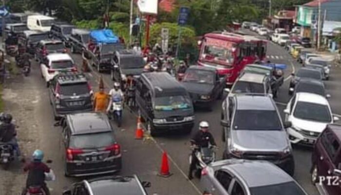 Lebaran ke-4, Arus Kendaraan Meningkat Drastis, Lalin di Padang Panjang Padat Merayap