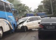 Diduga Curi Jalur Kanan, Avanza Remuk Dihantam Bus Pariwisata di Jalinsum Gunung Medan