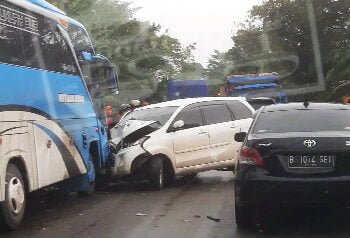 Diduga Curi Jalur Kanan, Avanza Remuk Dihantam Bus Pariwisata di Jalinsum Gunung Medan