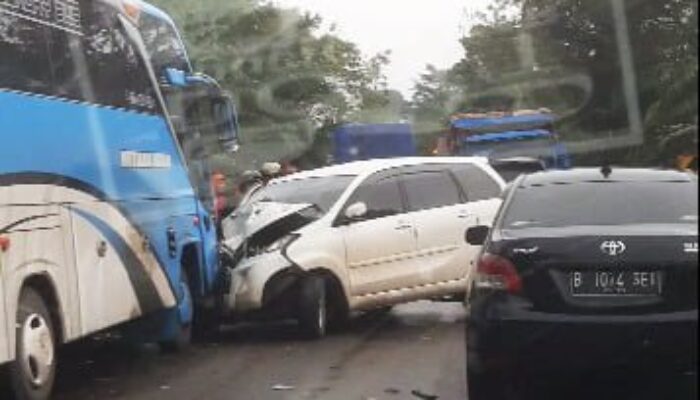 Diduga Curi Jalur Kanan, Avanza Remuk Dihantam Bus Pariwisata di Jalinsum Gunung Medan