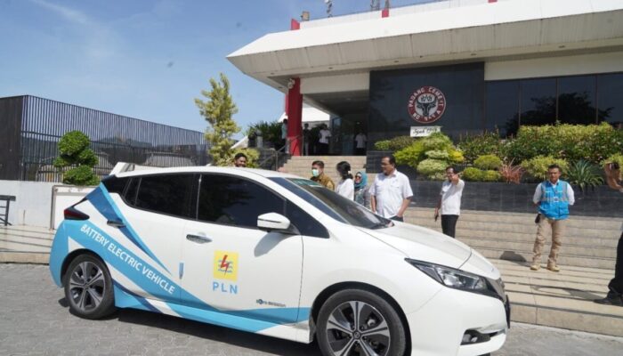 Jajal Mobil Listrik Keliling Pabrik, Direksi PT Semen Padang: Asyik Lebih Nyaman!