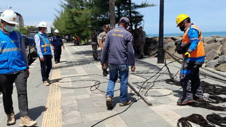 Listrik di pantai padang