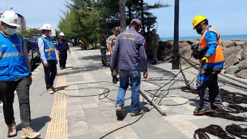 Listrik di pantai padang