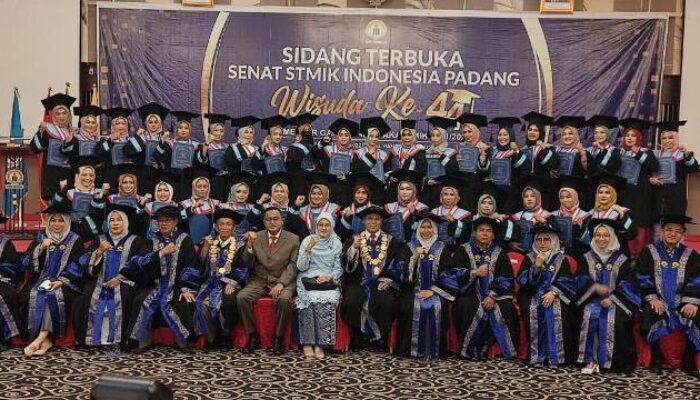80 Mahasiswa STMIK Indonesia Padang Diwisuda
