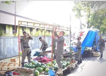 Ganggu Trantibum, Satpol PP Padang Bongkar Lapak PKL di Trotoar Jalan Umum