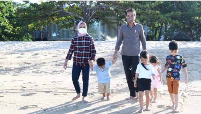 Libur Lebaran, Presiden Jokowi Ajak Cucu Menikmati Pantai Nusa Dua Bali