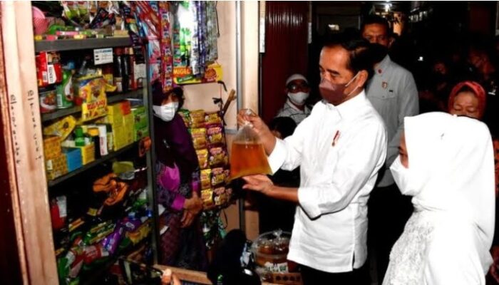 Kunjungi Pasar Muntilan, Presiden Jokowi Cek Langsung Harga Minyak Goreng