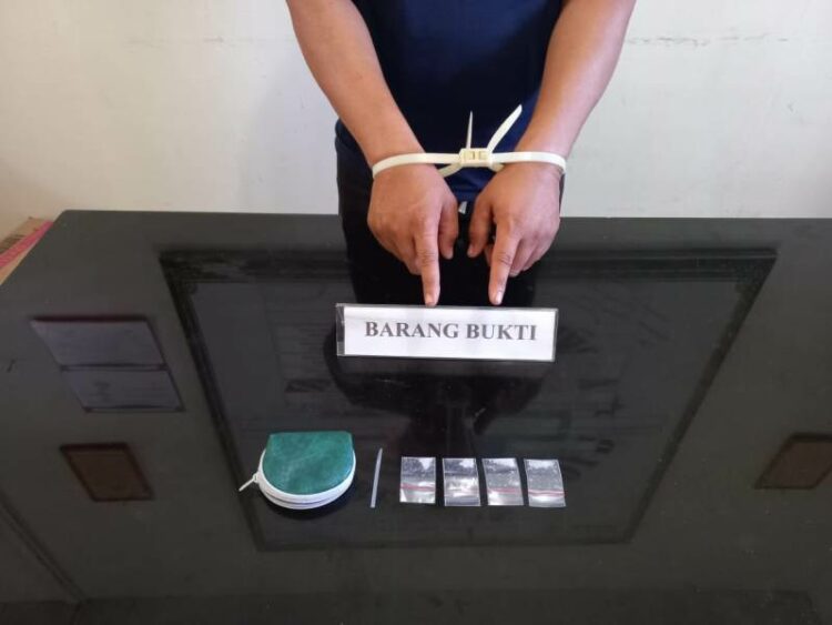 Satuan Reserse Narkoba Polres Sijunjung meringkus seorang pria ASI (38) yang diduga melakukan tindak pidana penyalahgunaan narkotika.