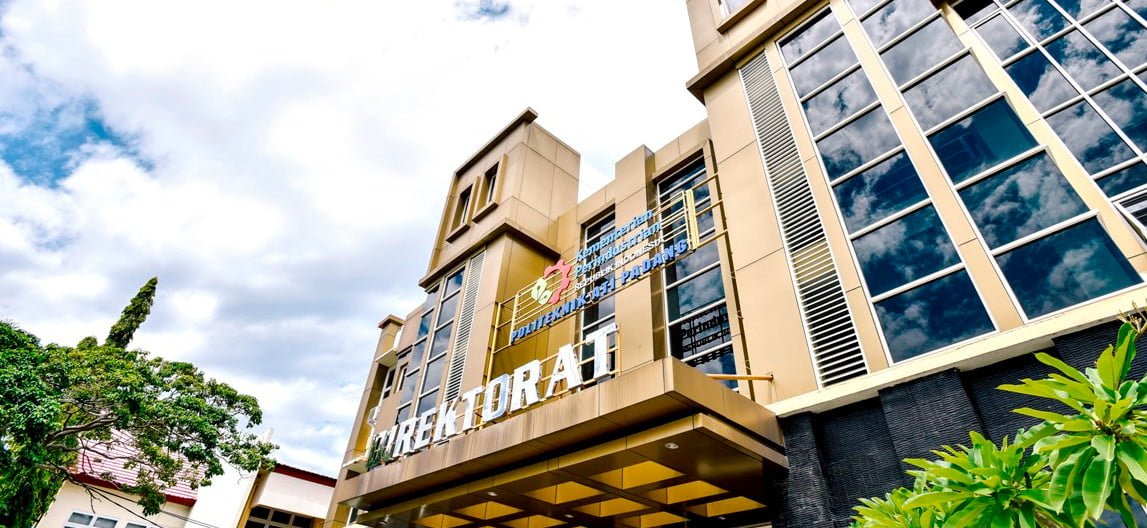 Kampus Politeknik ATI Padang berdiri megah di Jalan Bungo Pasang, Tabing Kota Padang, Sumatera Barat.