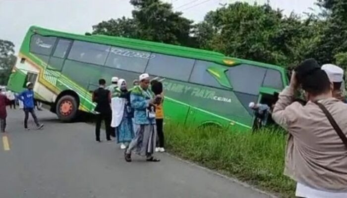 Naas..! Bus Pengangkut Rombongan Jemaah Calon Haji Kecelakaan