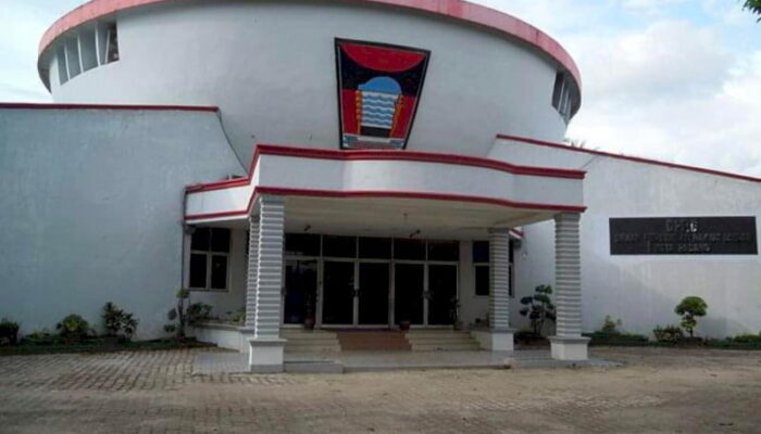 Dewan Padang Minta Pemko Beri Izin Reklame Perusahaan Rokok