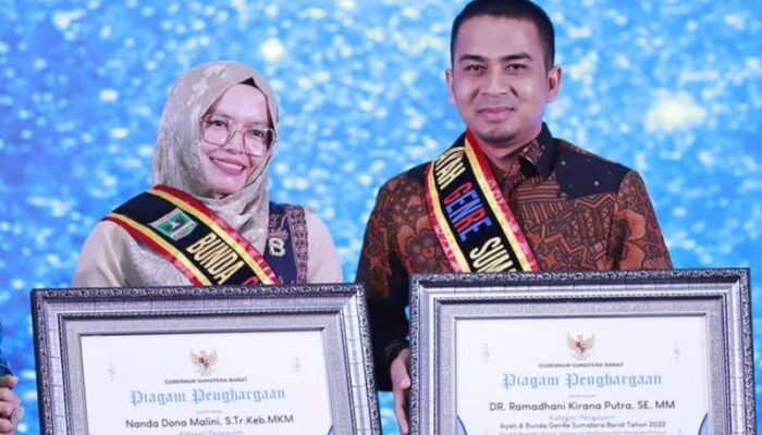 Wawako Solok Ramadhani Kirana Putra dan Istri Dinobatkan Jadi Ayah Bunda GenRe Pengayom 2022