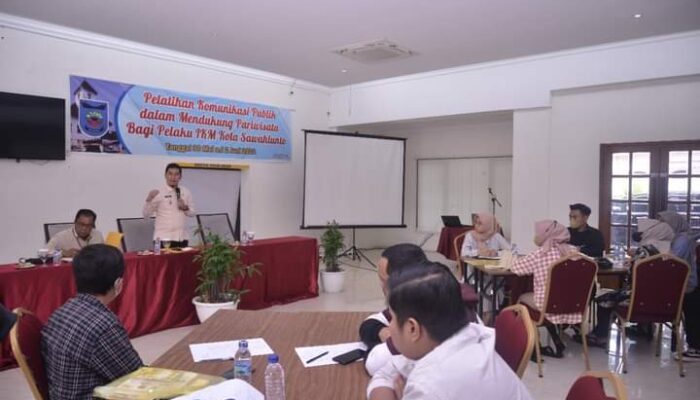 Datangkan Narsum dari Jakarta, Pelaku UMKM Sawahlunto Dilatih Komunikasi Pemasaran Produk