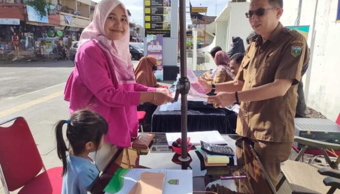Pelayanan PBB di Pasar Pusat Padang Panjang Disambut Antusias Warga