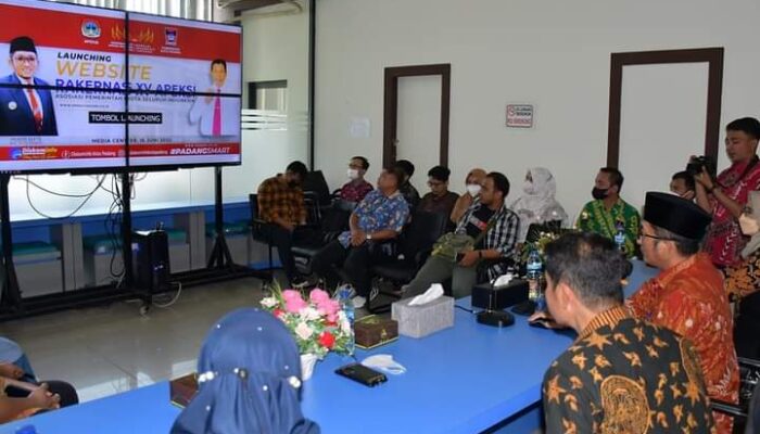 Walikota Hendri Septa Lounching: www.apeksi.padang.go.id Website Khusus Rakernas Apeksi XV 2022