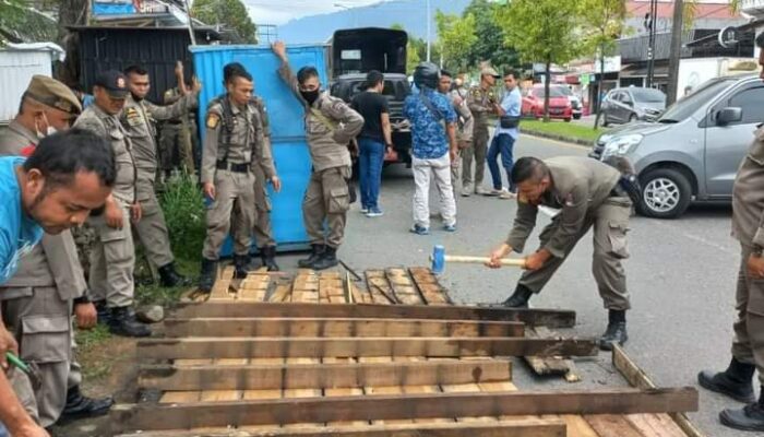 Tak Jera, Satpol PP Padang Kembali Bongkar Lapak-lapak PKL di Trotoar Hingga Badan Jalan