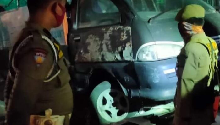 Pol PP Bersama Dishub Padang Derek Mobil-mobil untuk Berjualan yang Parkir di Pinggir Jalan