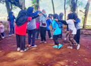 Serunya..! Ibu-ibu TP PKK Ganting Padang Panjang Kembali Bermain Tradisional Anak Nagari di Puncak Nyalo