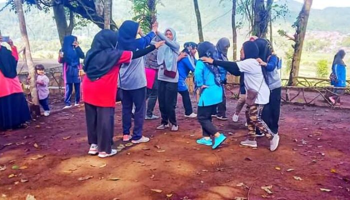Serunya..! Ibu-ibu TP PKK Ganting Padang Panjang Kembali Bermain Tradisional Anak Nagari di Puncak Nyalo