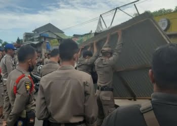 Lagi, Pol PP Padang Bongkar Lapak-lapak PKL yang Dibangun di Atas Selokan Jalan Depan Kampu UPI