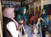 Tim Penilai Kelurahan Berprestasi Provinsi Apresiasi Batik Canting Buana Kreatif Padang Panjang