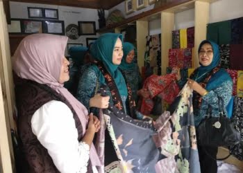 Tim Penilai Kelurahan Berprestasi Provinsi Apresiasi Batik Canting Buana Kreatif Padang Panjang