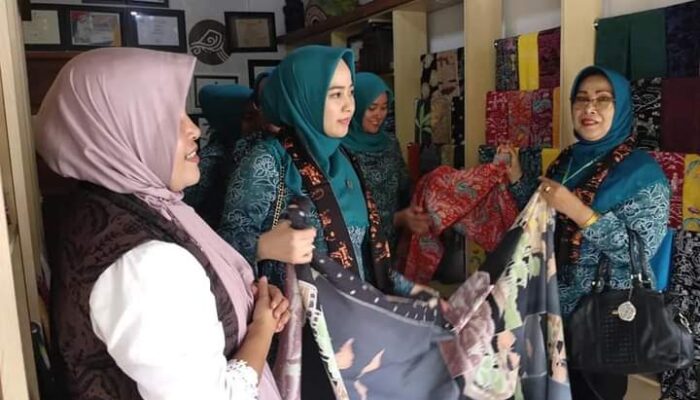 Tim Penilai Kelurahan Berprestasi Provinsi Apresiasi Batik Canting Buana Kreatif Padang Panjang