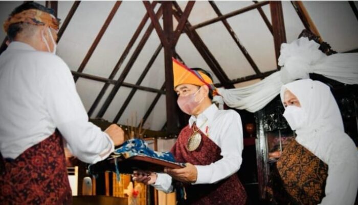 Presiden Jokowi Dianugerahi Gelar Adat ‘Mosalaki Ulu Beu Eko Bewa’ saat Berkunjung ke Ende NTT